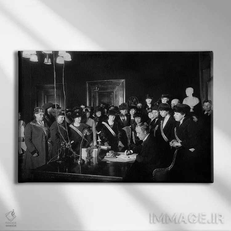 تابلو دکوراتیو متمم نوزدهم قانون اساسی آمریکا، ۱۹۲۰ - نمای روبهرو روی دیوار