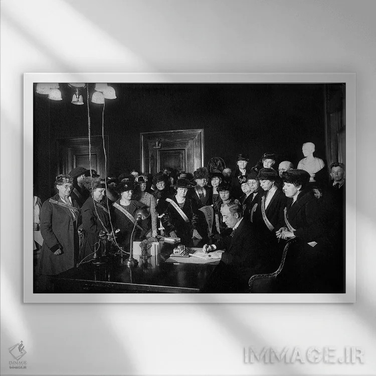 تابلو دکوراتیو متمم نوزدهم قانون اساسی آمریکا، ۱۹۲۰ - نمای قابدار سفید