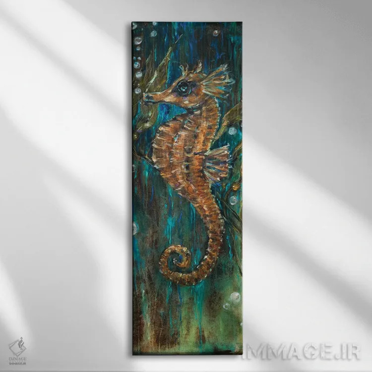 تابلو دکوراتیو "اسب دریایی و جلبک" اثر لیندا اولسن - نمای روبهرو روی دیوار