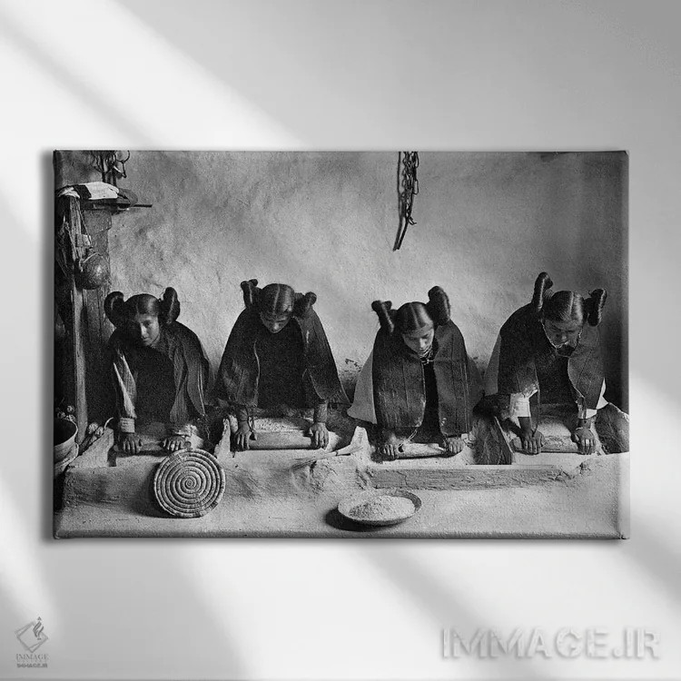 تابلو دکوراتیو C1906،قبایل هوپی: آرد کردن غلات، حدود ۱۹۰۶ اثر ادوارد اس. کرتیس - نمای روبهرو روی دیوار