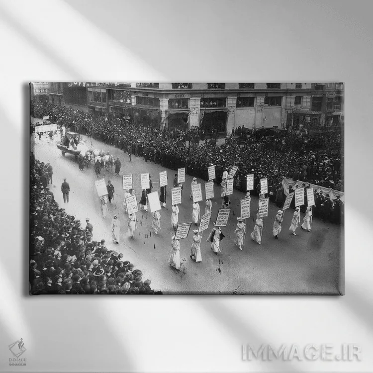 تابلو دکوراتیو 1913,رژه حق رای، ۱۹۱۳ - نمای روبهرو روی دیوار