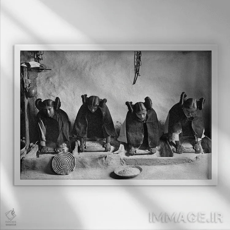 تابلو دکوراتیو C1906،قبایل هوپی: آرد کردن غلات، حدود ۱۹۰۶ اثر ادوارد اس. کرتیس - نمای قابدار سفید