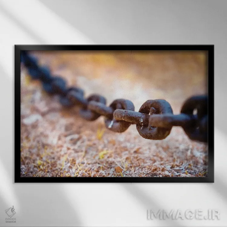 تابلو دکوراتیو زنجیر اثر گلاوکو منهالی - نمای قابدار مشکی