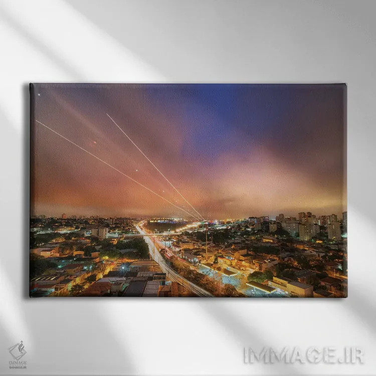 تابلو دکوراتیو منظره شب شهر اثر گلاوکو منهالی - نمای روبهرو روی دیوار