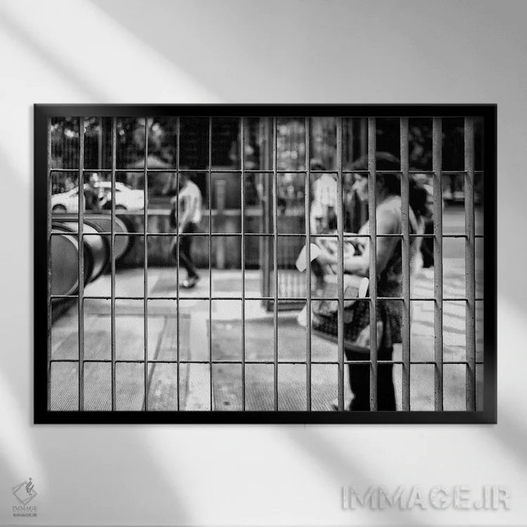 تابلو دکوراتیو عکاسی خیابانی ۵۷ اثر گلاوکو منهالی - نمای قابدار مشکی