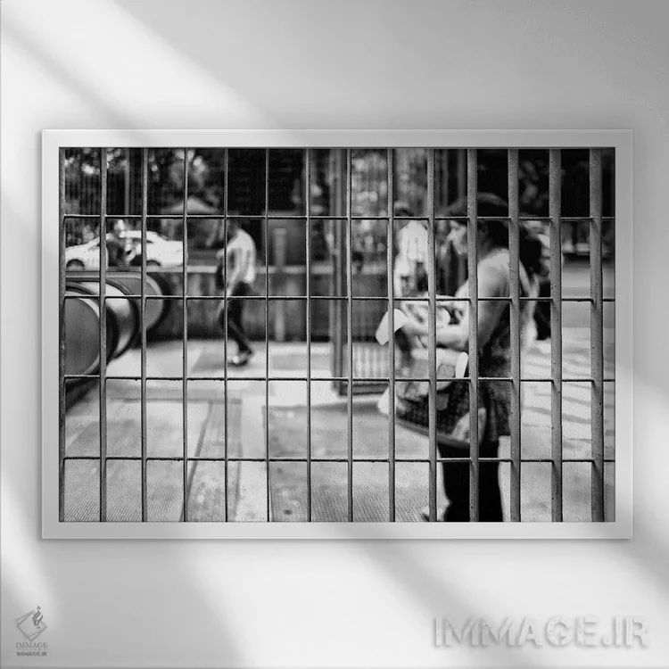 تابلو دکوراتیو عکاسی خیابانی ۵۷ اثر گلاوکو منهالی - نمای قابدار سفید