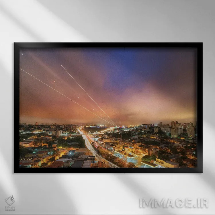 تابلو دکوراتیو منظره شب شهر اثر گلاوکو منهالی - نمای قابدار مشکی