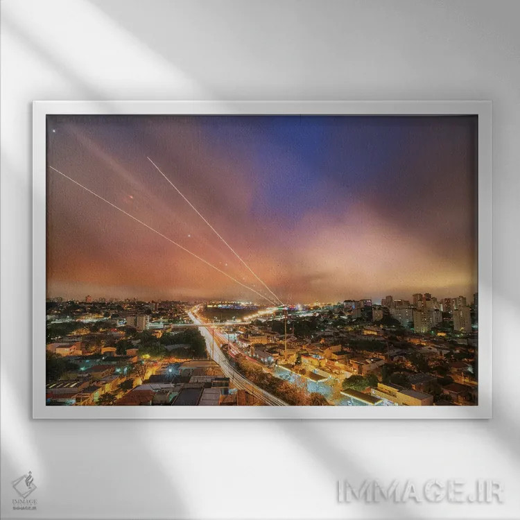 تابلو دکوراتیو منظره شب شهر اثر گلاوکو منهالی - نمای قابدار سفید