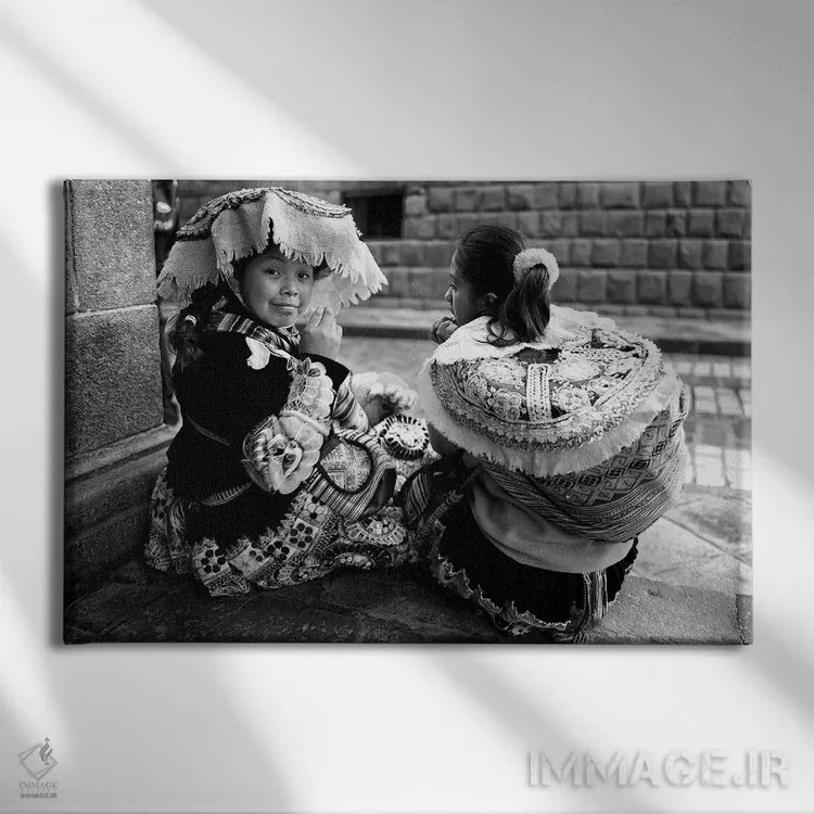 تابلو دکوراتیو دختر پرویی سیاه و سفید اثر گلاوکو منهالی - نمای روبهرو روی دیوار