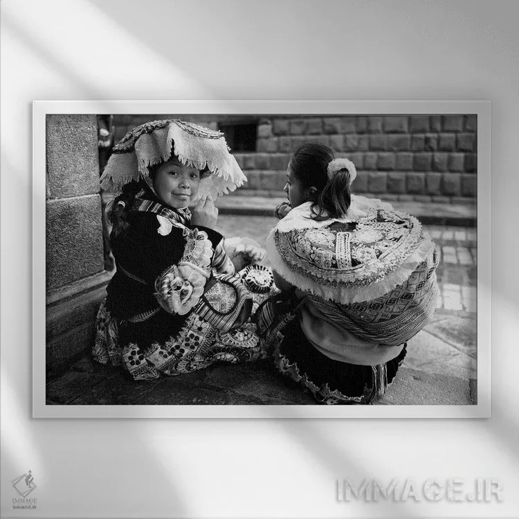 تابلو دکوراتیو دختر پرویی سیاه و سفید اثر گلاوکو منهالی - نمای قابدار سفید