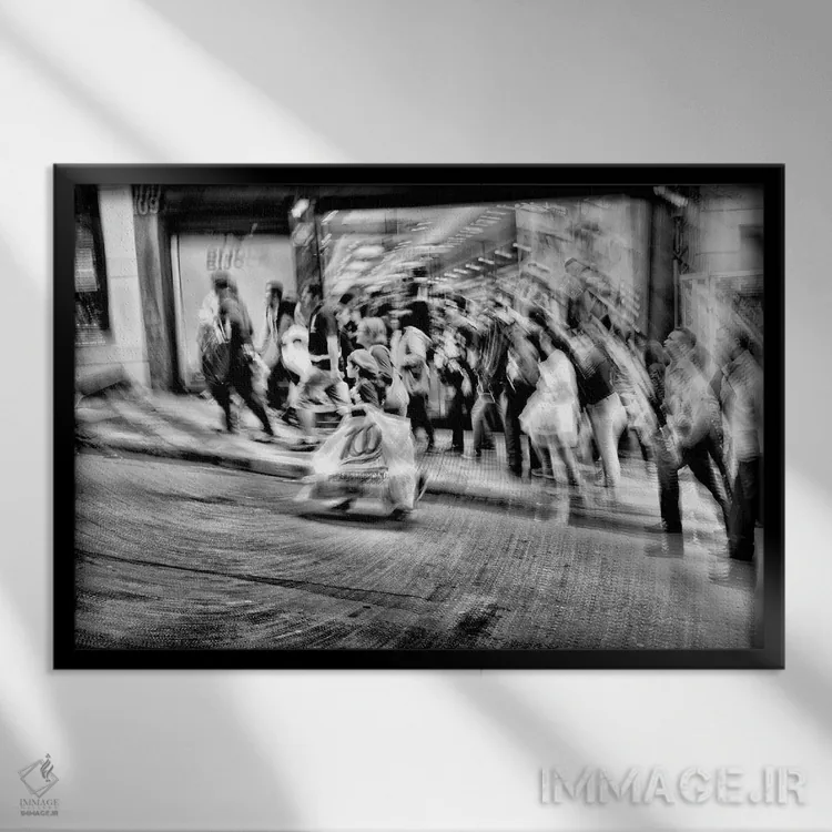 تابلو دکوراتیو عکاسی خیابانی ۵۳ اثر گلاوکو منهالی - نمای قابدار مشکی