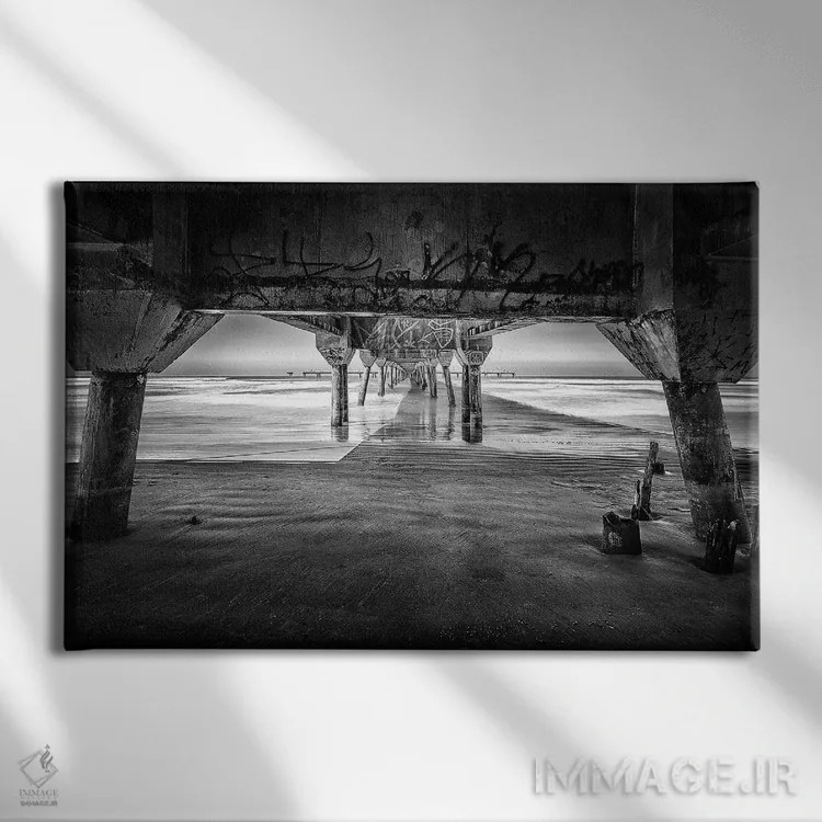 تابلو دکوراتیو اسکله در ساحل شماره ۲ اثر گلاوکو منهالی - نمای روبهرو روی دیوار