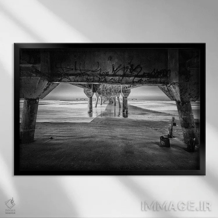 تابلو دکوراتیو اسکله در ساحل شماره ۲ اثر گلاوکو منهالی - نمای قابدار مشکی