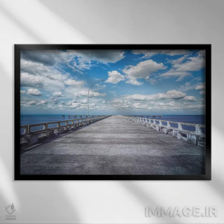 تابلو دکوراتیو اسکله در ساحل اثر گلاوکو منهالی - نمای قابدار مشکی