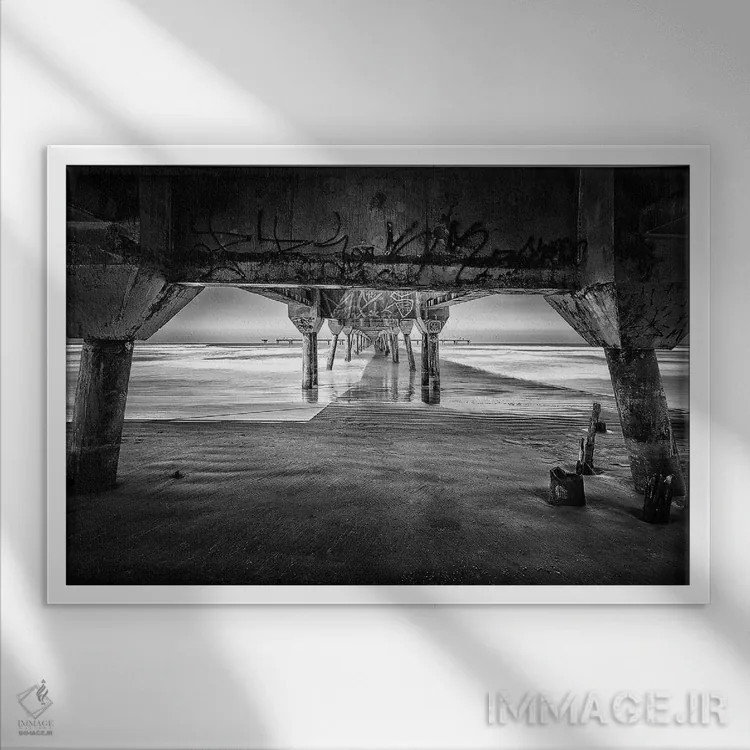 تابلو دکوراتیو اسکله در ساحل شماره ۲ اثر گلاوکو منهالی - نمای قابدار سفید