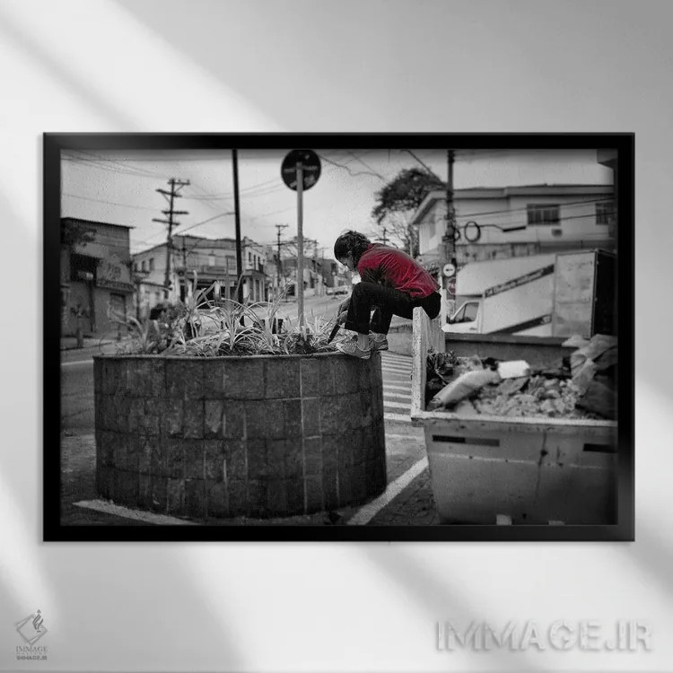 تابلو دکوراتیو عکس خیابانی اثر گلاوکو منهالی - نمای قابدار مشکی