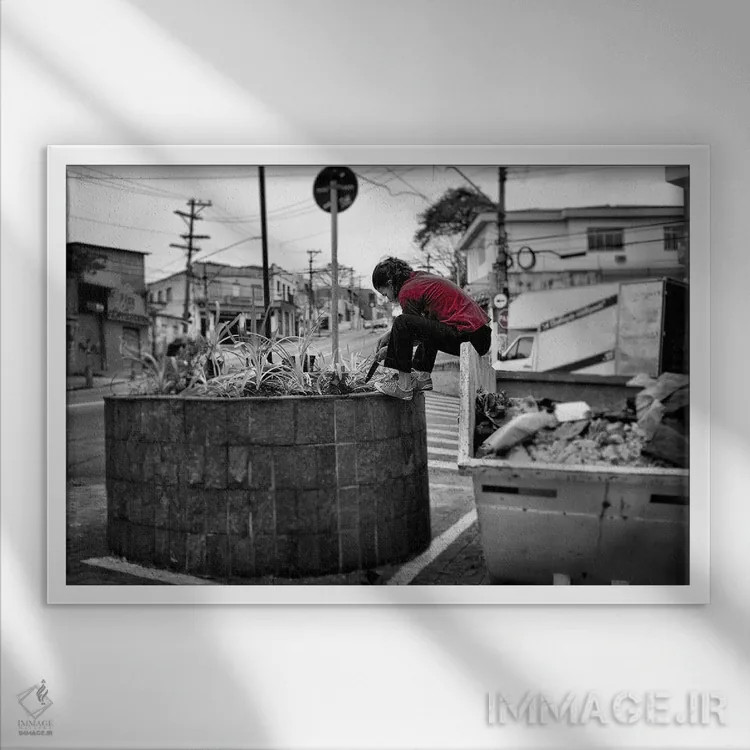 تابلو دکوراتیو عکس خیابانی اثر گلاوکو منهالی - نمای قابدار سفید