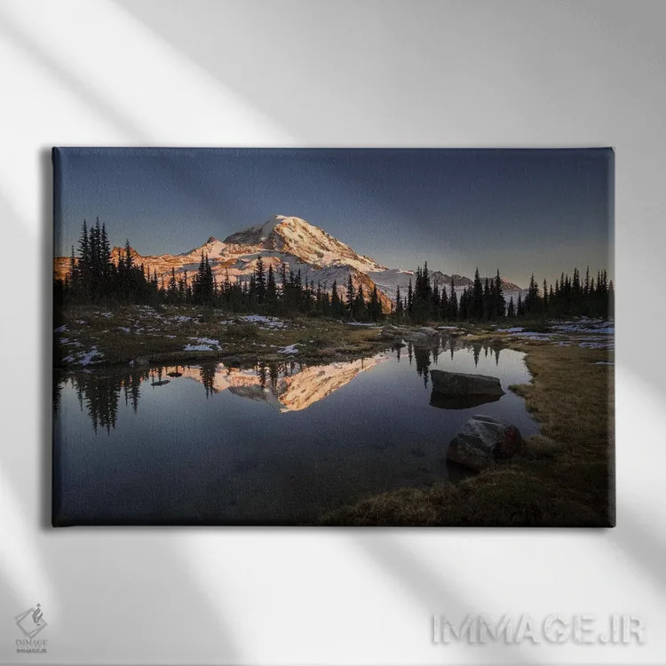 تابلو دکوراتیو WA. Tarn in Spray Park reflects Mt. Rainier at sunset in Mt. R… اثر گری لوهم - نمای روبهرو روی دیوار