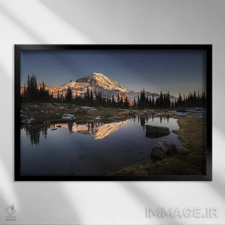 تابلو دکوراتیو WA. Tarn in Spray Park reflects Mt. Rainier at sunset in Mt. R… اثر گری لوهم - نمای قابدار مشکی