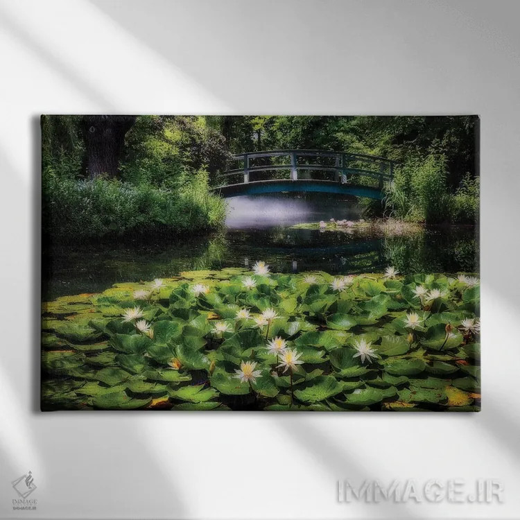 تابلو دکوراتیو برکه نیلوفر با پل چوبی کوچک اثر جورج اوزه - نمای روبهرو روی دیوار