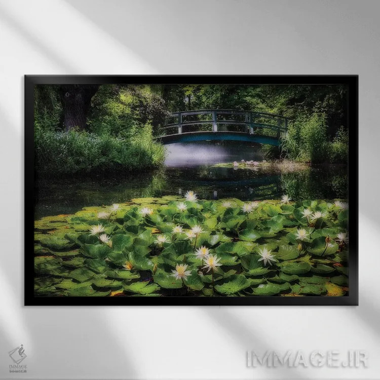 تابلو دکوراتیو برکه نیلوفر با پل چوبی کوچک اثر جورج اوزه - نمای قابدار مشکی