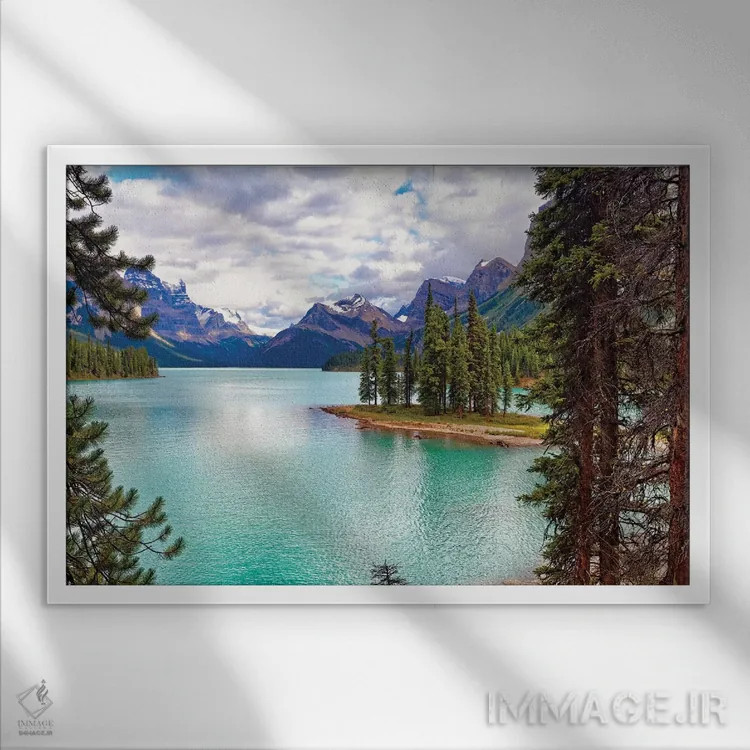 تابلو دکوراتیو جزیره اسپیریت در دریاچه ملین، آلبرتا، کانادا اثر جورج اوزه - نمای قابدار سفید