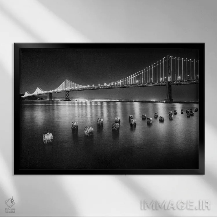 تابلو دکوراتیو پل معلق روشن شده در شب، بخش غربی بی بریج، سان فرانسیسکو، کالی… اثر جورج اوزه - نمای قابدار مشکی
