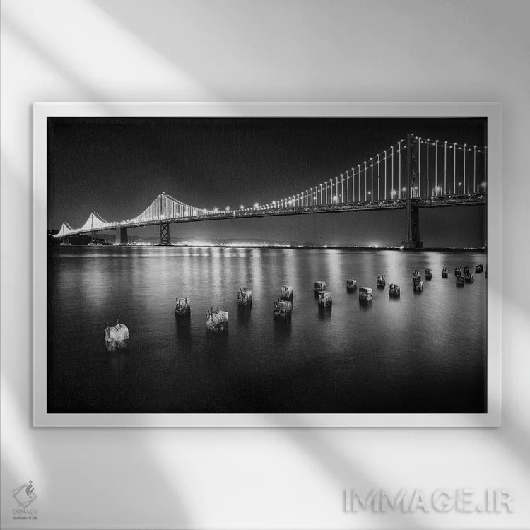 تابلو دکوراتیو پل معلق روشن شده در شب، بخش غربی بی بریج، سان فرانسیسکو، کالی… اثر جورج اوزه - نمای قابدار سفید