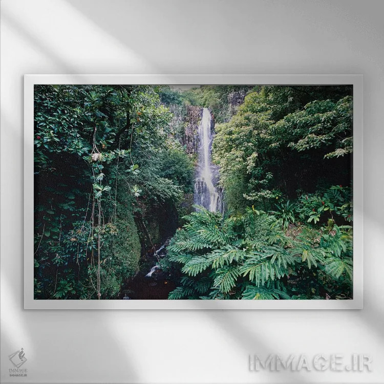 تابلو دکوراتیو آبشار وایلوآ بر مسیر هانا، مائوئی، هاوایی اثر جورج اوزه - نمای قابدار سفید
