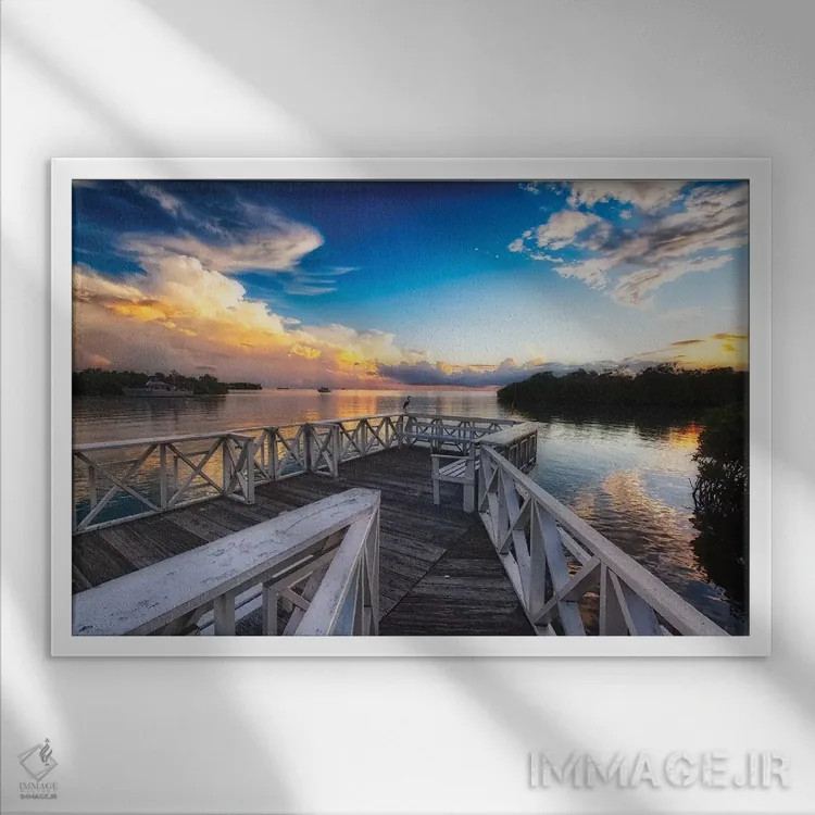 تابلو دکوراتیو اسکله چوبی با غروب، لا پارگرا، پورتوریکو اثر جورج اوزه - نمای قابدار سفید