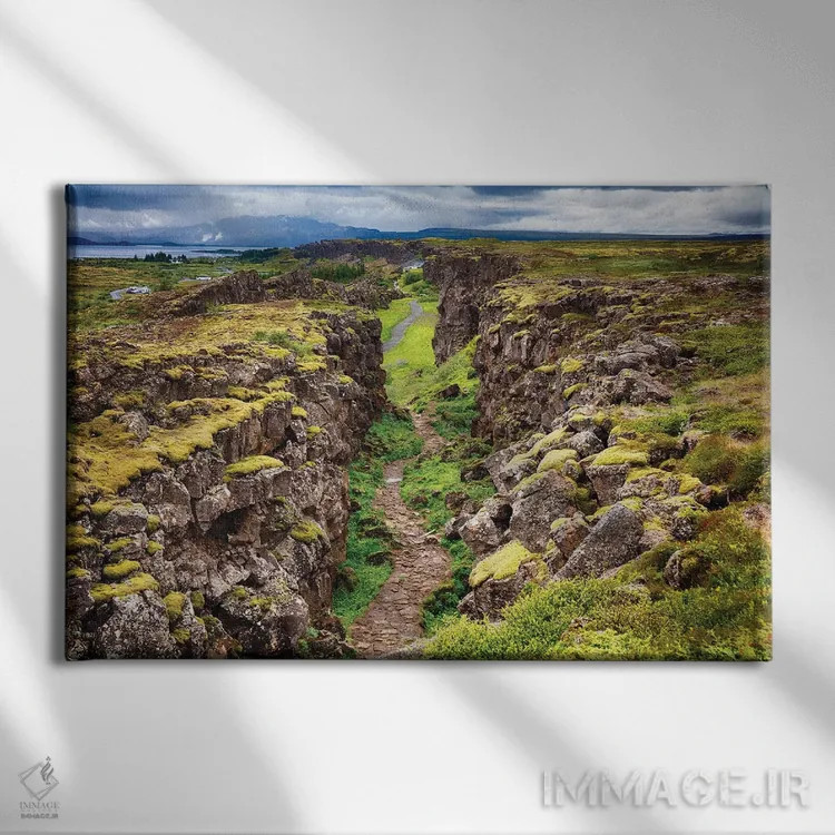 تابلو دکوراتیو گسل جداکننده آمریکا از اوراسیا، تنگ ولیر، ایسلند اثر جورج اوزه - نمای روبهرو روی دیوار