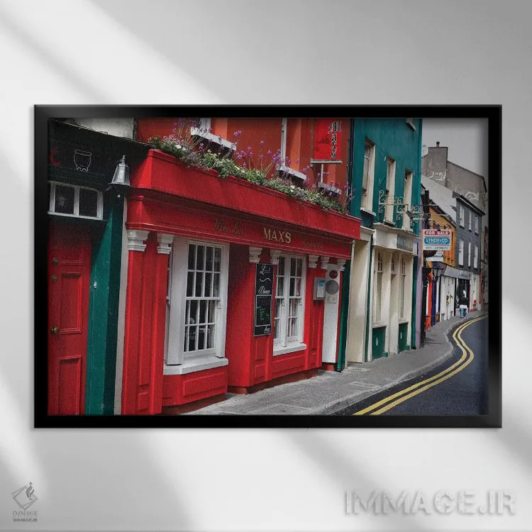 تابلو دکوراتیو خیابان باریک و رنگارنگ در کینسیل، شهرستان کورک، جمهوری ایرلند اثر جورج اوزه - نمای قابدار مشکی