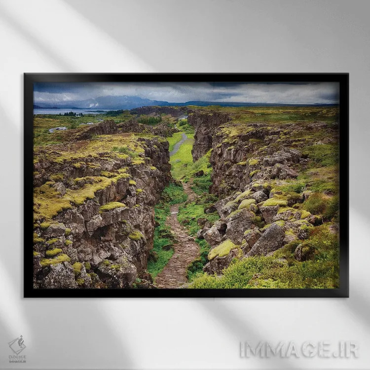 تابلو دکوراتیو گسل جداکننده آمریکا از اوراسیا، تنگ ولیر، ایسلند اثر جورج اوزه - نمای قابدار مشکی