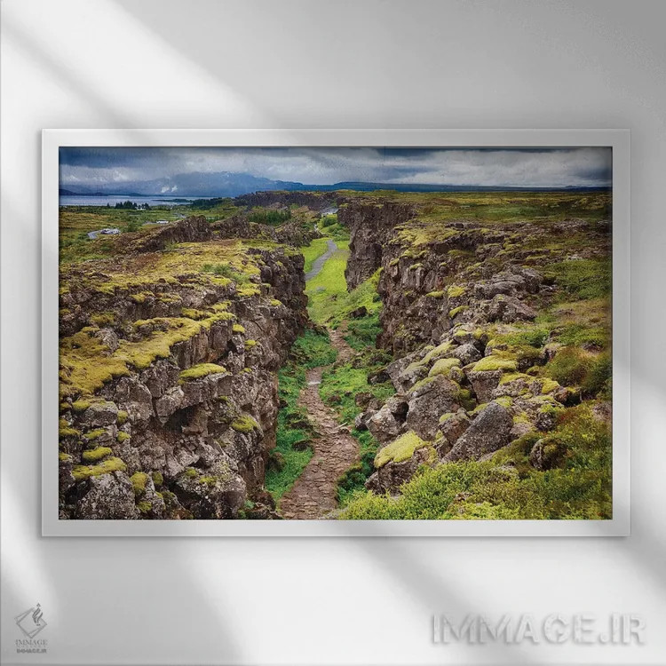 تابلو دکوراتیو گسل جداکننده آمریکا از اوراسیا، تنگ ولیر، ایسلند اثر جورج اوزه - نمای قابدار سفید