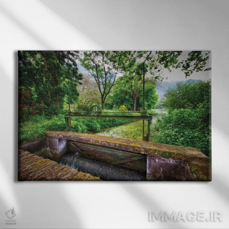 تابلو دکوراتیو قفل قدیمی بر جویبار نینفا، لاتینا، ایتالیا اثر جورج اوزه - نمای روبهرو روی دیوار