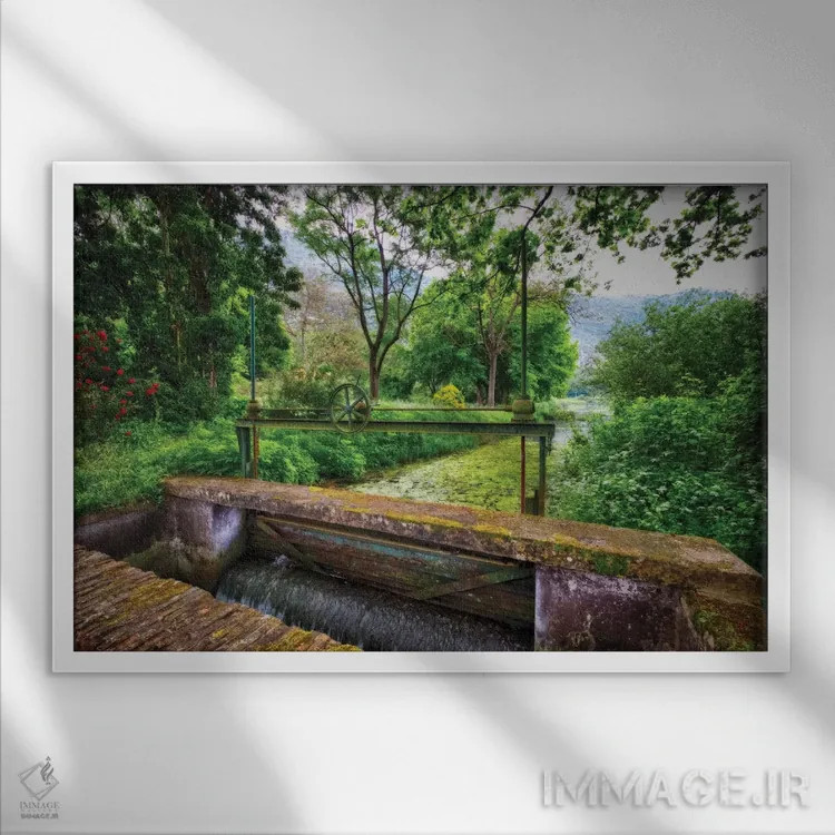 تابلو دکوراتیو قفل قدیمی بر جویبار نینفا، لاتینا، ایتالیا اثر جورج اوزه - نمای قابدار سفید