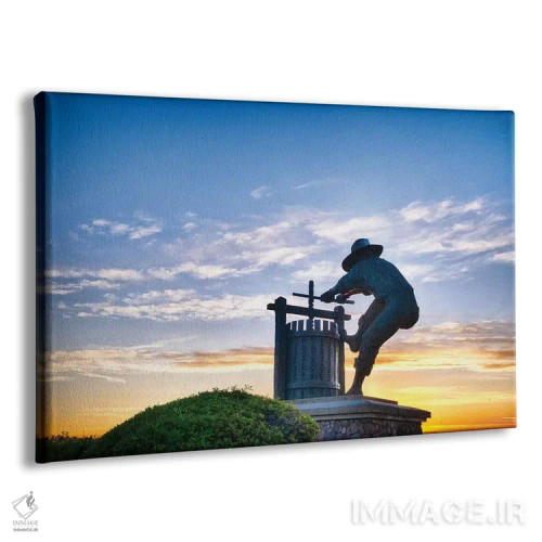 تابلو دکوراتیو تندیس خردکن انگور مقابل آسمان پر ابر، دره ناپا، کالیفرنیا اثر جورج اوزه - نمای پرسپکتیو محصول