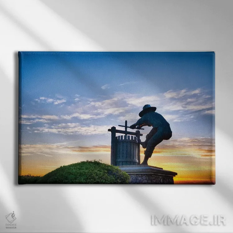 تابلو دکوراتیو تندیس خردکن انگور مقابل آسمان پر ابر، دره ناپا، کالیفرنیا اثر جورج اوزه - نمای روبهرو روی دیوار