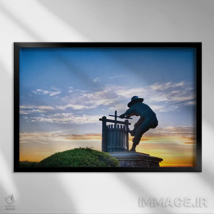 تابلو دکوراتیو تندیس خردکن انگور مقابل آسمان پر ابر، دره ناپا، کالیفرنیا اثر جورج اوزه - نمای قابدار مشکی