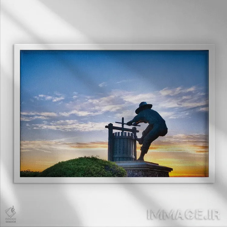 تابلو دکوراتیو تندیس خردکن انگور مقابل آسمان پر ابر، دره ناپا، کالیفرنیا اثر جورج اوزه - نمای قابدار سفید