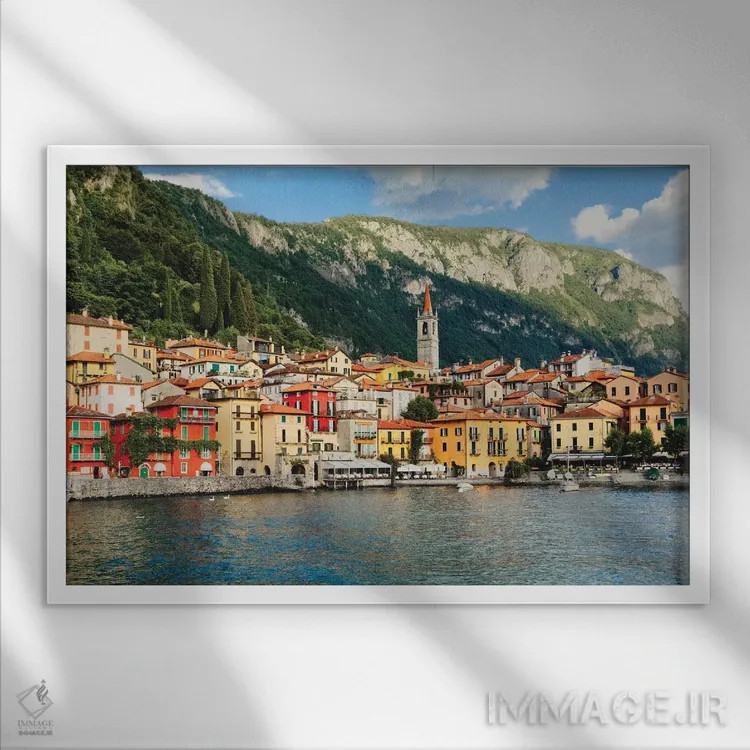 تابلو دکوراتیو نمای شهری کنار دریاچه کومو، وارنا، لومباردی، ایتالیا اثر جورج اوزه - نمای قابدار سفید