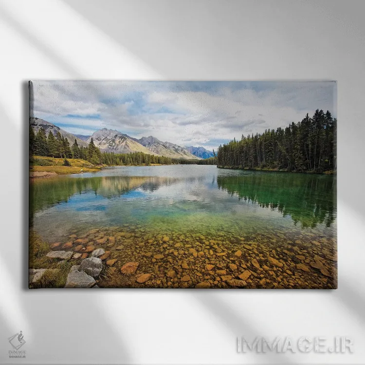 تابلو دکوراتیو آرامش دریاچه جانسون، بنف، کانادا اثر جورج اوزه - نمای روبهرو روی دیوار