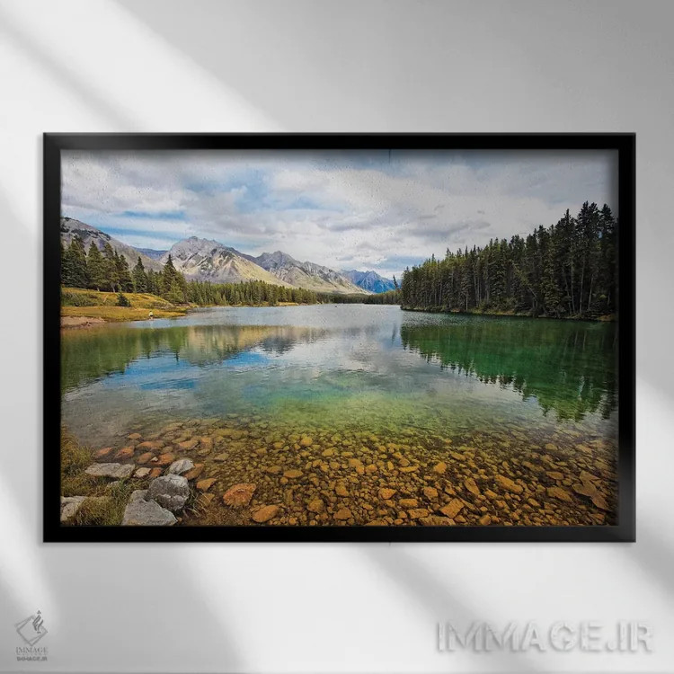 تابلو دکوراتیو آرامش دریاچه جانسون، بنف، کانادا اثر جورج اوزه - نمای قابدار مشکی