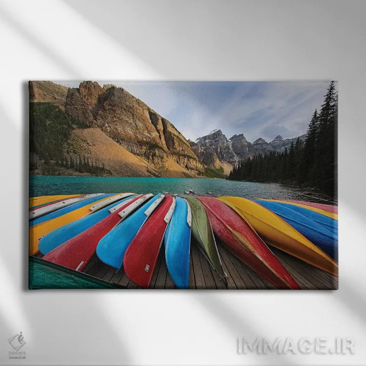 تابلو دکوراتیو کانوی های رنگارنگ روی اسکله، دریاچه مورین، کانادا اثر جورج اوزه - نمای روبهرو روی دیوار