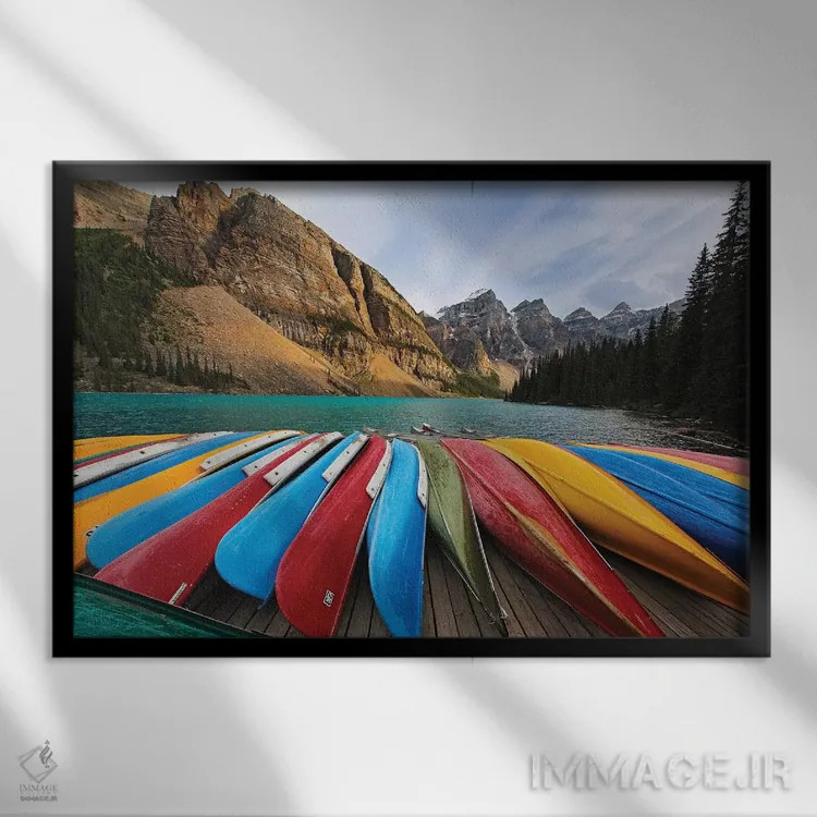 تابلو دکوراتیو کانوی های رنگارنگ روی اسکله، دریاچه مورین، کانادا اثر جورج اوزه - نمای قابدار مشکی