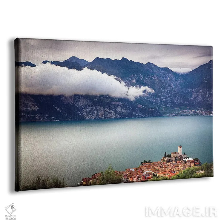 تابلو دکوراتیو شهر و قلعه قرون وسطایی بر تپه، مالچزین، دریاچه گاردا، ونتو، ا… اثر جورج اوزه - نمای پرسپکتیو محصول