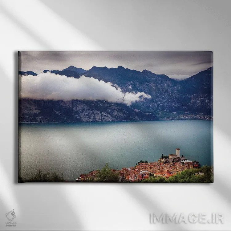 تابلو دکوراتیو شهر و قلعه قرون وسطایی بر تپه، مالچزین، دریاچه گاردا، ونتو، ا… اثر جورج اوزه - نمای روبهرو روی دیوار