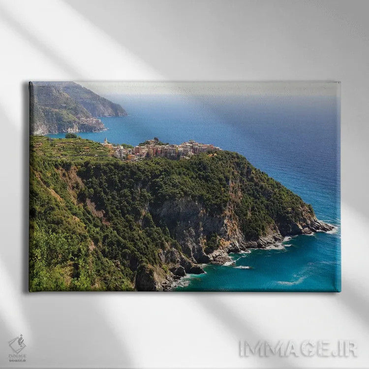 تابلو دکوراتیو شهرک ساحلی بر صخره، کورنیلیا، چینکو تره، لیگوریا، ایتالیا اثر جورج اوزه - نمای روبهرو روی دیوار
