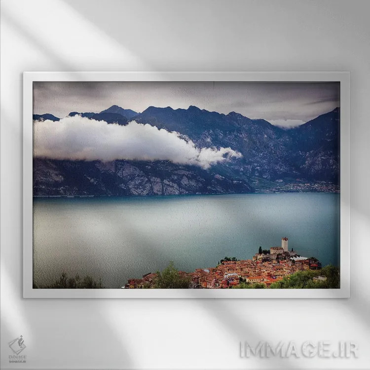 تابلو دکوراتیو شهر و قلعه قرون وسطایی بر تپه، مالچزین، دریاچه گاردا، ونتو، ا… اثر جورج اوزه - نمای قابدار سفید