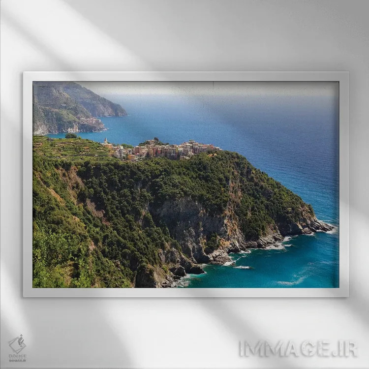 تابلو دکوراتیو شهرک ساحلی بر صخره، کورنیلیا، چینکو تره، لیگوریا، ایتالیا اثر جورج اوزه - نمای قابدار سفید